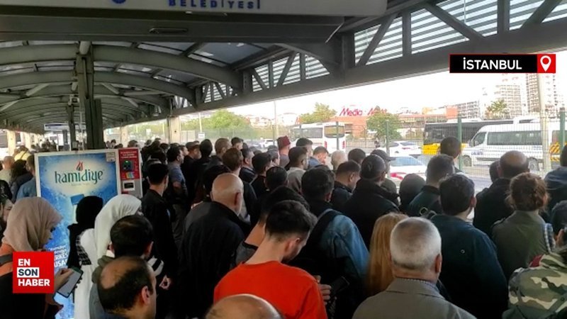 İstanbul'da metrobüs duraklarında yoğunluk yaşandı