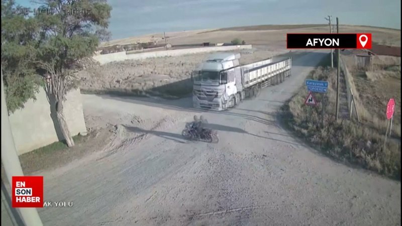Afyonkarahisar’da tırın motosiklete çarpıp sürüklediği anlar