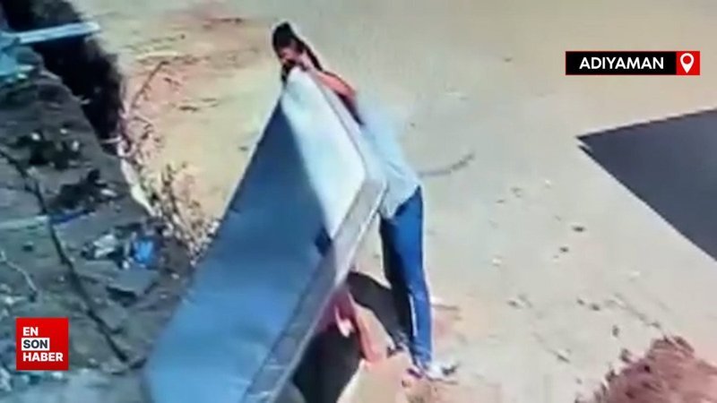 Adıyaman'da ev eşyası taşırken alt yapı çukuruna düştü