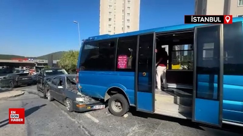 Maltepe'de asılı kalan minibüsü zıplayarak kurtarmaya çalıştılar