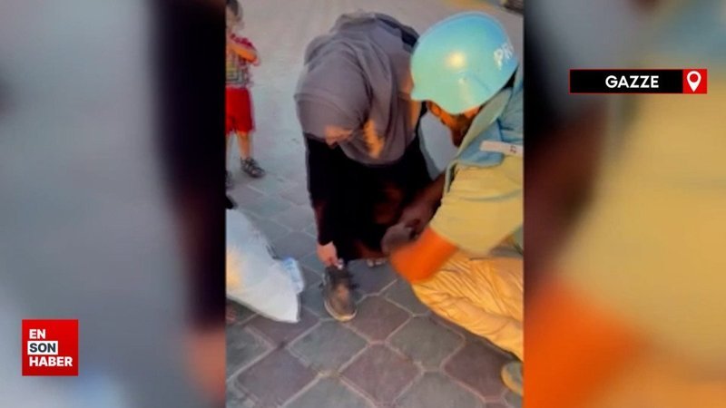 Filistinli gazeteci yalın ayak göç eden kadına ayakkabı verdi