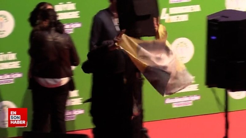 HDP kongresinde bebek katili Abdullah Öcalan'ın posteri açıldı