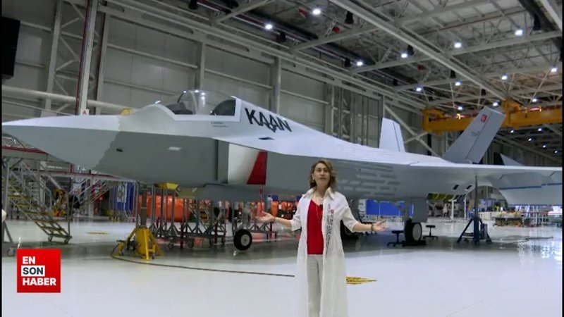 Azerin, KAAN'ın önünde 'Çırpınırdın Karadeniz'i' söyledi