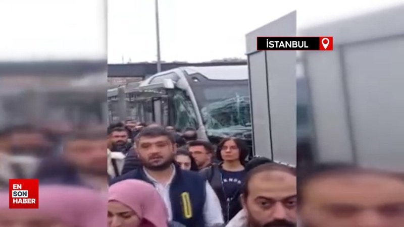 İstanbul'da metrobüs kaza yaptı: Duraklar doldu taştı