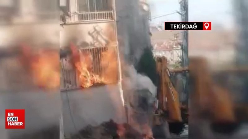 Tekirdağ'da su patlağını arayan kepçe, doğalgaz borusunu patlattı