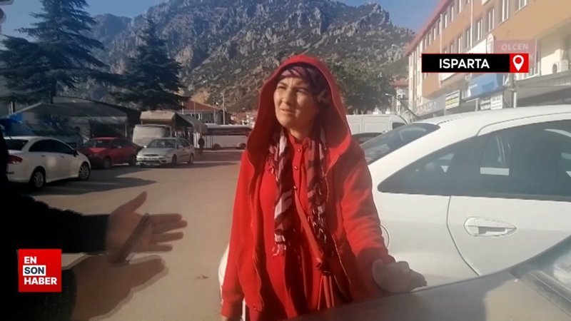 Boşanma aşamasında olduğu eşine sinirlenen kadın otomobilin camlarını kırdı