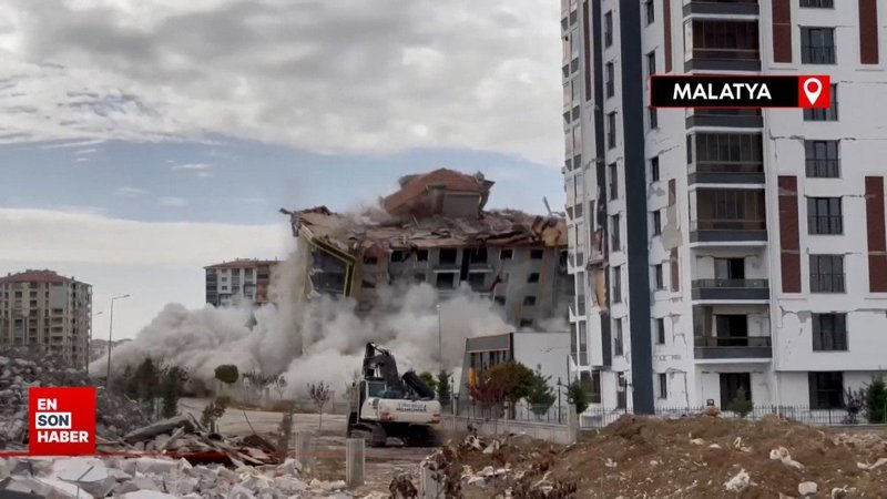 Malatya'da ağır hasarlı 12 katlı bina, dinamitle yıkıldı
