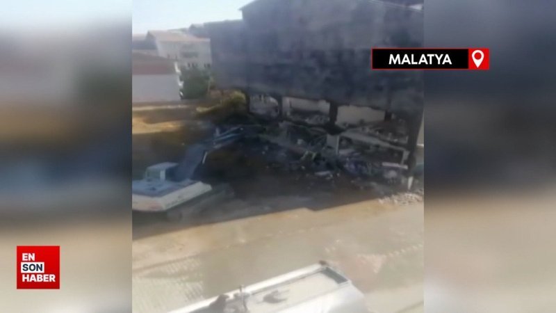 Malatya'da ağır hasarlı binanın kepçenin üstüne çöktü