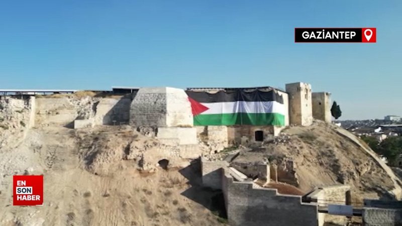 Tarihi Gaziantep Kalesi’ne dev Filistin bayrağı asıldı