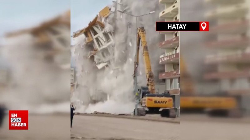 Hatay'da merakla izledikleri binanın yıkım anında kaçacak yer aradılar