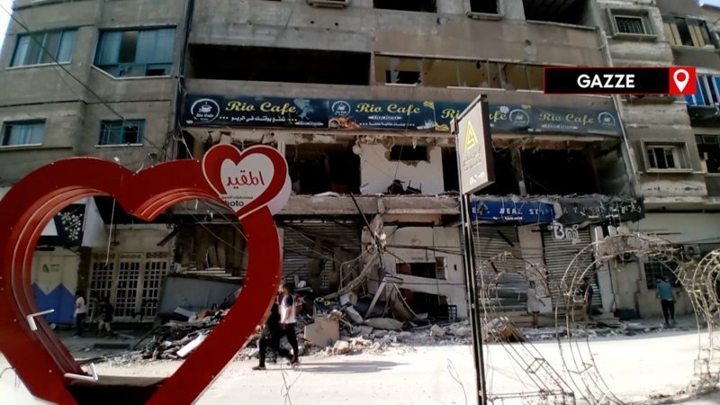 İsrail’in saldırısında 11 kişiye mezar olan kafedeki yıkım görüntülendi