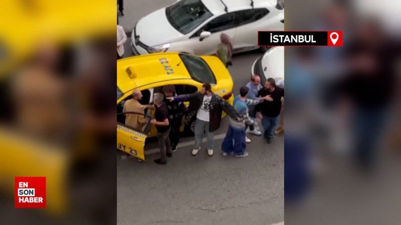 İstanbul'un trafiğindeki taksicilerin kavgası kamerada