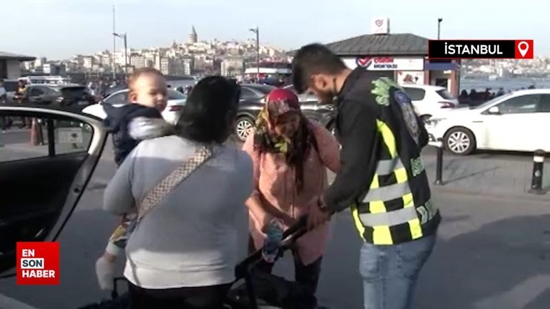 Eminönü'nde taksi bulamayan ailenin yardımına polis yetişti