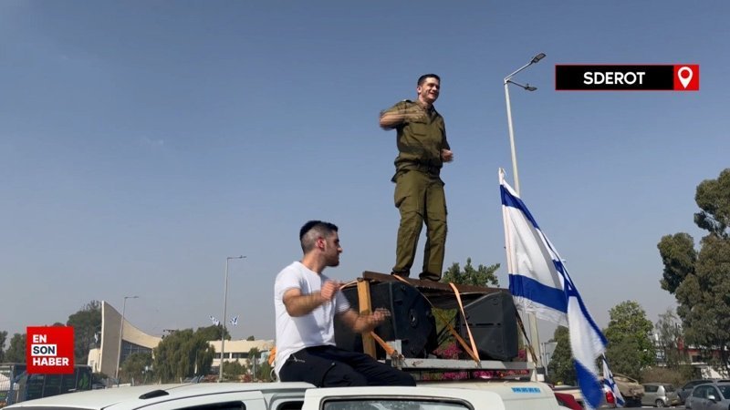 İsrailliler, Gazze’deki katliamın gölgesinde askerlerle dans etti