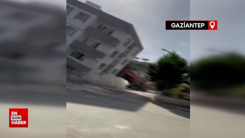 Gaziantep'te ağır hasarlı bina yıkım esnasında kepçenin üzerine çöktü