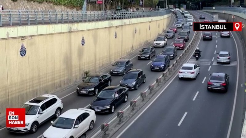 Sarıyer'de patlayan su borusu nedeniyle trafik yoğunluğu oluştu