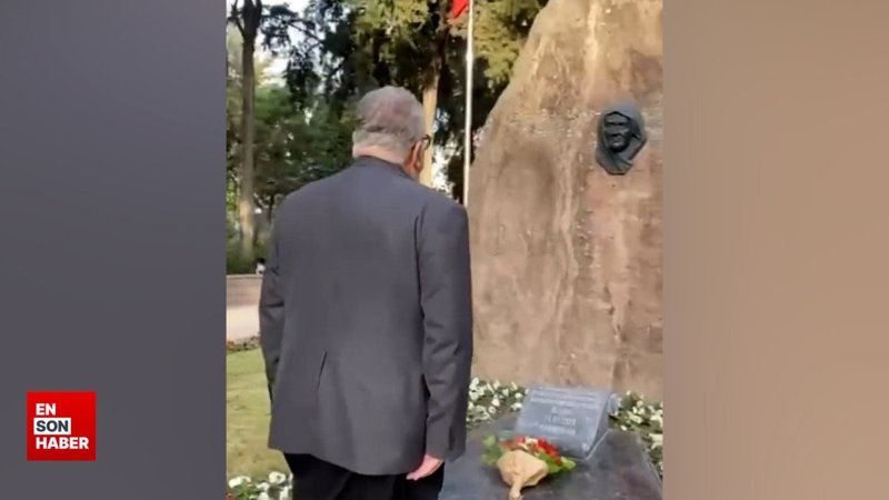 Celal Şengör, Zübeyde Hanım heykeliyle konuştu