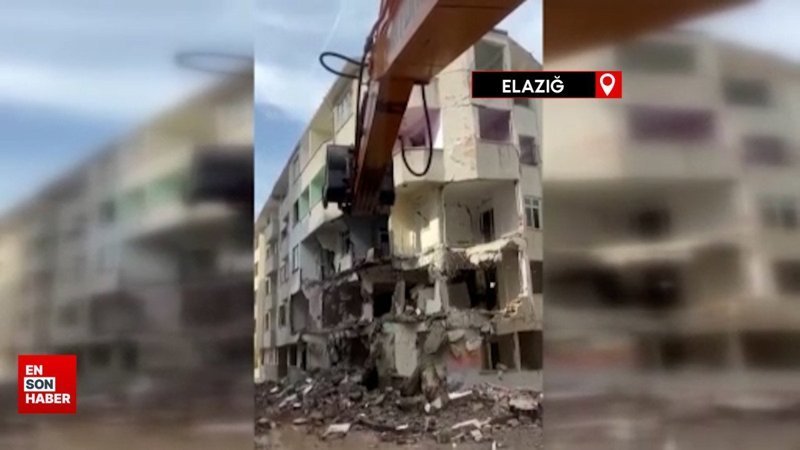 Depremin vurduğu Elazığ’da ağır hasarlı binanın korna sesi ile yıkıldığı anlar
