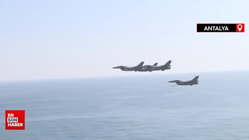 Antalya'da savaş uçakları gösteri uçuşu yaptı