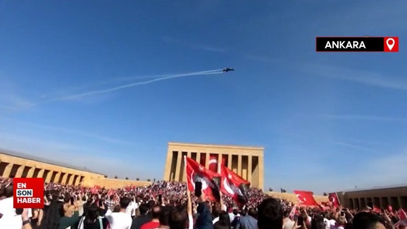 SOLOTÜRK'ten Anıtkabir üzerinde Cumhuriyet'in 100. yıl dönümüne özel uçuş gösterisi