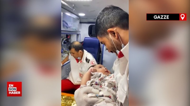 Yaralı bebeği güldürmeye çalışan sağlık görevlisi gözyaşlarını tutamadı