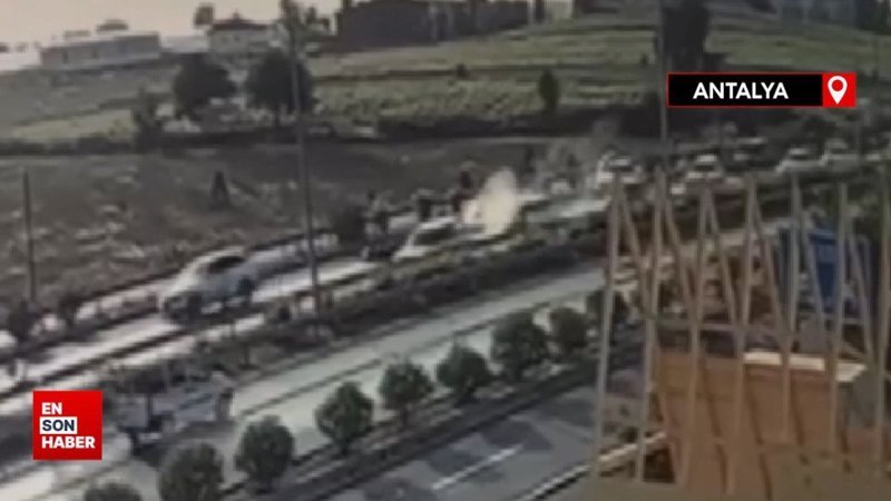 Antalya'da sürücü fenalaşıp araçtan indi arkadan gelen araçlar birbirine girdi