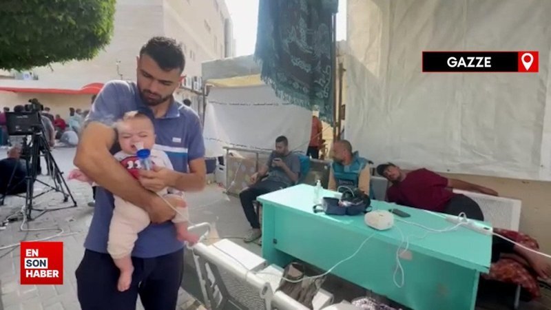 Filistinli baba çocuğunun buhar cihazı için gazetecilerin ekipmanlarını kullanıyor