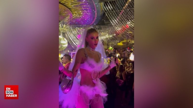 Şeyma Subaşı Cadılar Bayramı'na süper mini gelinliğiyle katıldı