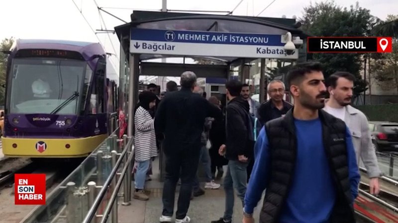 Güngören'de tramvay arızası: Vatandaşlar raylarda yürümek zorunda kaldı