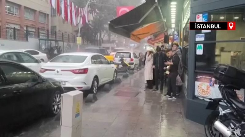 Sultangazi'de kısa süreli yağış etkili oldu, vatandaşlar zor anlar yaşadı