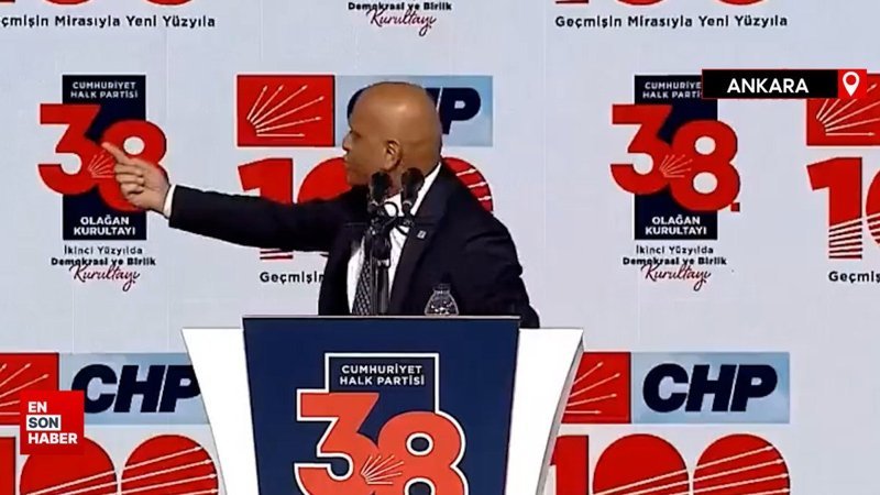 CHP'li Abdullah Şahin, mikrofonu kapatılınca sahnede zıplayarak elindeki kağıtları yere attı