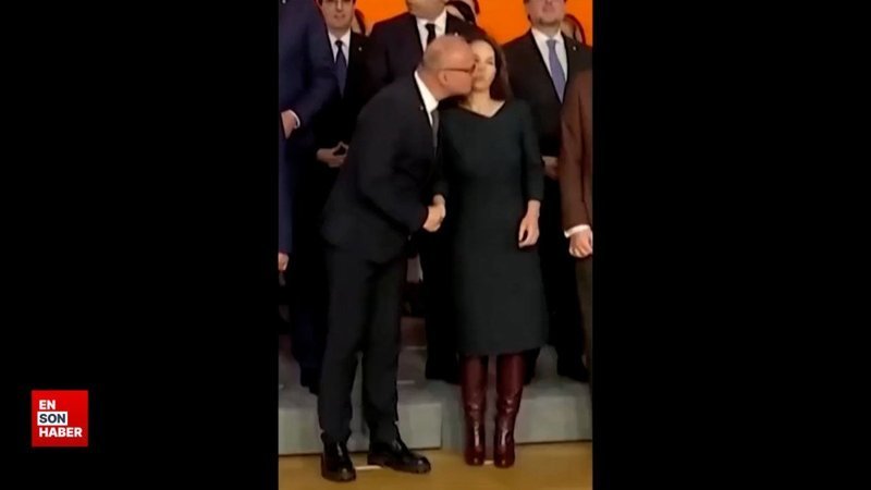 Hırvatistan Dışişleri Bakanı Radman'ın Alman mevkidaşı Baerbock'u öpme girişimi