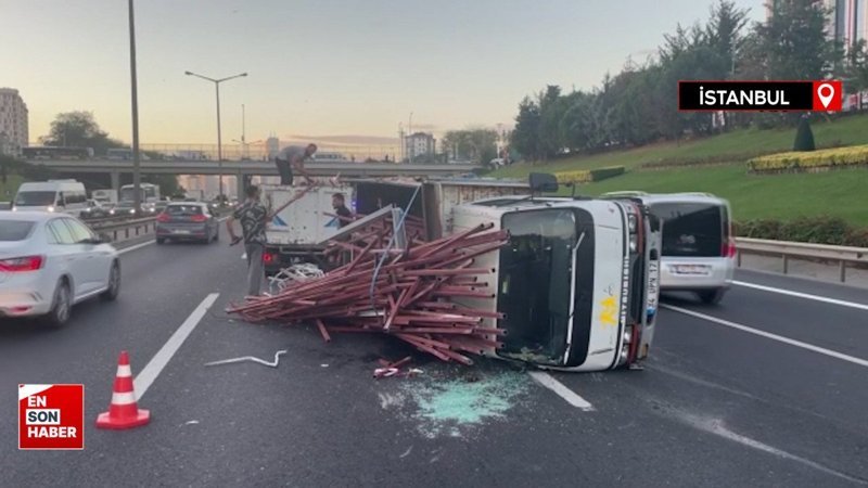 İstanbul’da TEM’de devrilen kamyonet trafiği aksattı