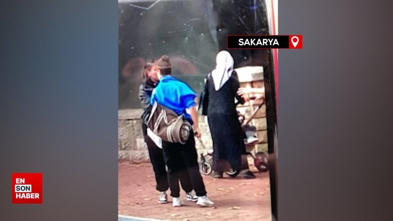 Sakarya'da kızların kavgası kamerada: Elinde silah ile saldırdı