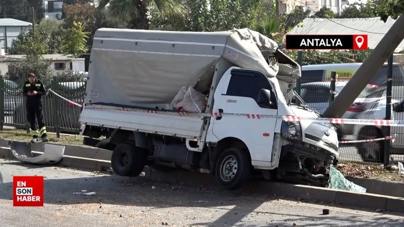 Ceviz yüklü kamyonet beton bloğa çarptı, araçta sıkışan genç sürücü acı içerisinde kıvrandı