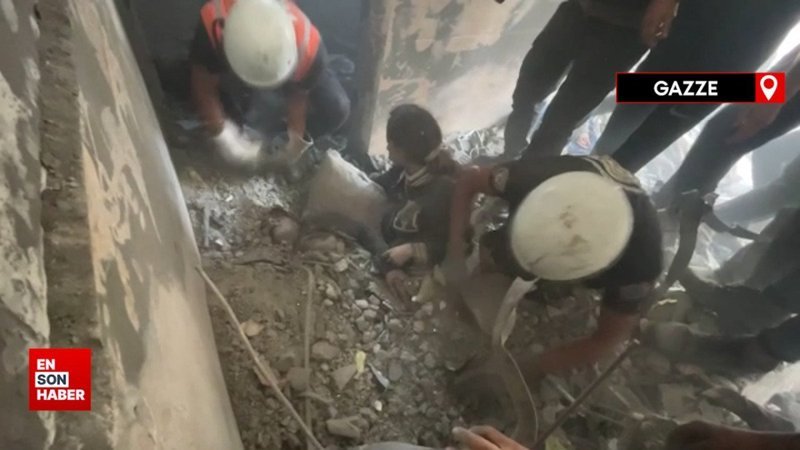 Gazze'de enkaz altında kalan çocukları elleriyle kazarak kurtardılar