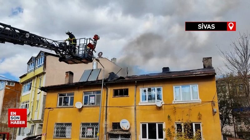 Sivas’ta binanın çatısında çıkan yangın paniğe neden oldu