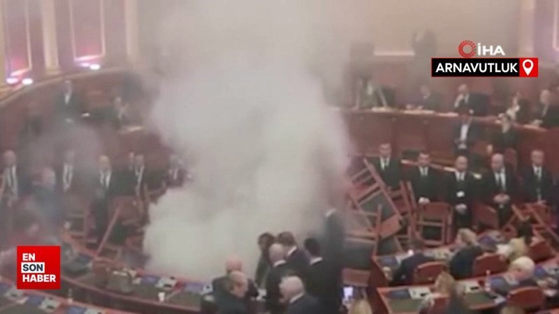 Arnavutluk parlamentosunda sis bombası atıldı