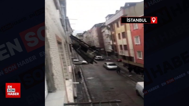 Sultangazi'de çatıdan kopan parça balkondaki çamaşır ipine asılı kaldı