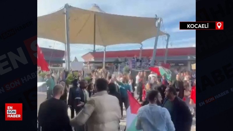 Kocaeli'de İsrail'in kahve zincirini protesto eden grup içecekleri fırlattı