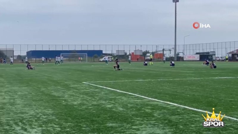 Rize'de hakemin kararını beğenmeyen futbolcular, maçı bırakıp oturma eylemi yaptı