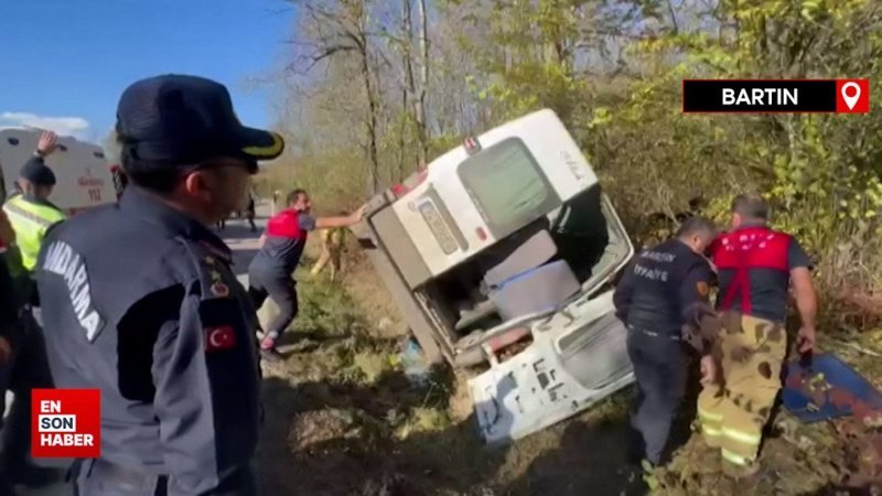 Bartın'da, yolcu minibüsü devrilip yol kenarındaki ağaca çarptı