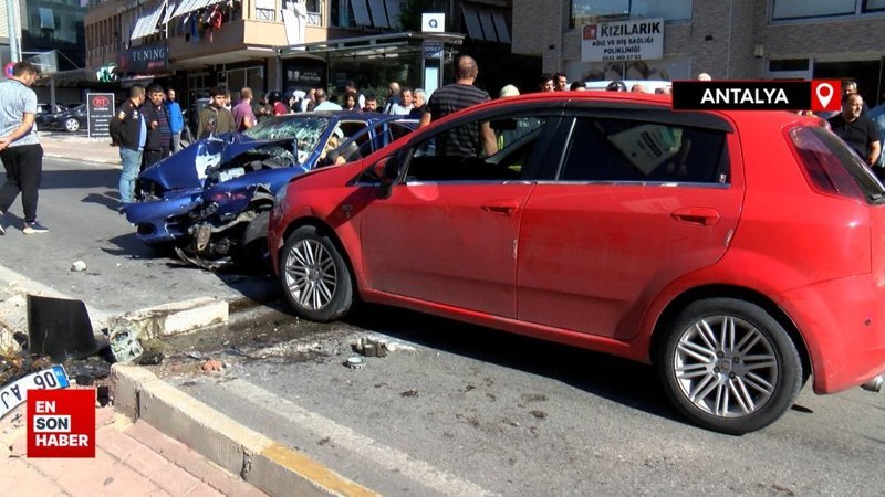 Antalya'da yaşanılan kazada sürücü otomobilde sıkıştı