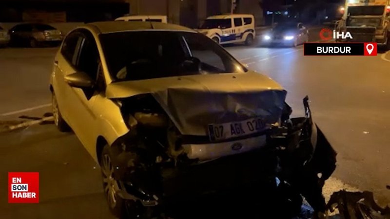 Burdur’da kavşağa kontrolsüz giren 2 otomobil çarpıştı