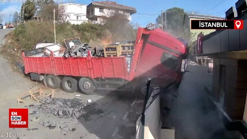 Sarıyer'de yokuş aşağı kayan tır bahçe duvarına çarparak durdu