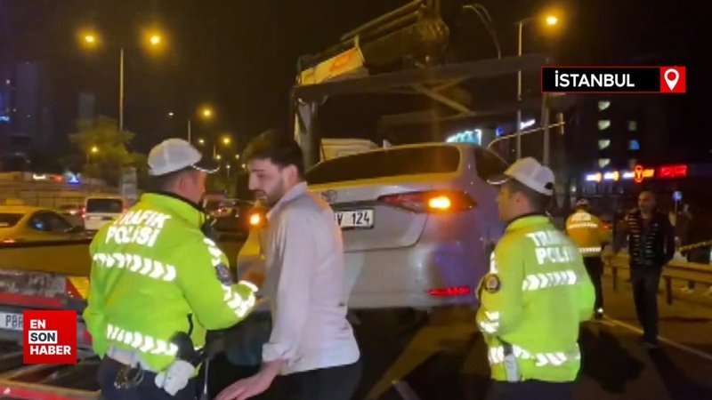 İstanbul' da takla atan otomobil motosikletin üzerine devrildi