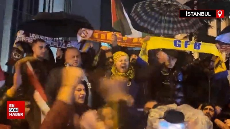 İstanbul'da konsolosluk önünde toplanan taraftarlardan İsrail protestosu