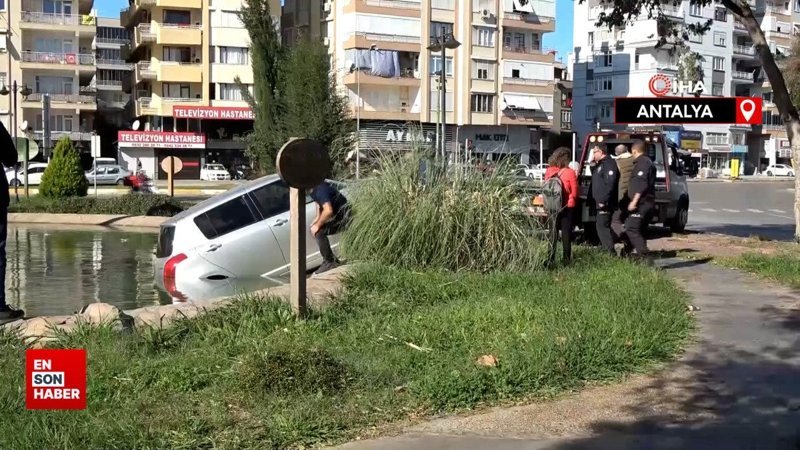 Antalya'da şaşırtan kaza: Otomobil parktaki havuza düştü