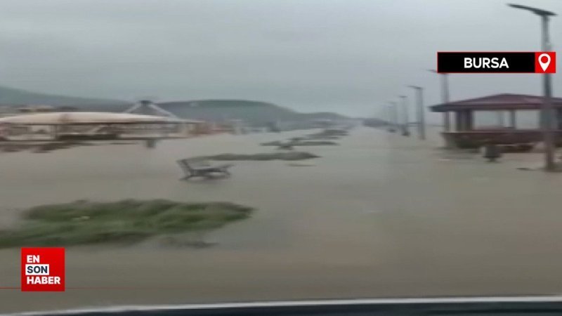 Bursa'yı yağmur vurdu: Deniz suyu 50 metre caddeye taştı