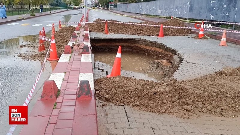 Siirt'te sağanak yağış sonucu yol çöktü